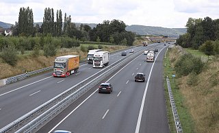 Kurz vor der Brücke Bergkirchener Straße (im Hintergrund) endet der Lärmschutzwall an der Nordumgehung. Die Anwohner fordern, diese Lücke zu schließen. - Jörg Stuke