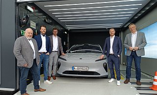 Kirchlengerns Bürgermeister Rüdiger Meier (v.l.), Christopher Klapp (Nio), Bastian Brouwer (Automobilwerk), Jacob Behrnd (Nio) und Hiddenhausens Bürgermeister Andreas Hüffmann freuen sich über die Eröffnung der "Power Swap Station". - Sven Hauhart