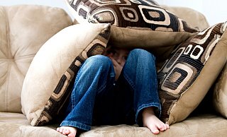 Kinder leiden unter schwierigen Familienverhältnissen. Das Jugendamt kann Möglichkeiten anbieten, um die häusliche Situation zu verbessern. - Pixabay/ambermb