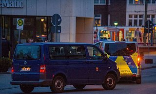 Zwei Fahrzeuge des Ordnungsamtes sind an der Gadderbaumer Straße vorgefahren, wo junge Leute in und vor einer Wohnung miteinander gefeiert haben sollen. - CHRISTIAN MATHIESEN