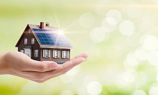 Die Versprechungen, die der Angeklagte seinen Kunden machte, waren nur vorgegaukelt. Tatsächlich wurden trotz der gezahlten Anzahlungen keine Solarmodule installiert. - stokkete - stock.adobe.com