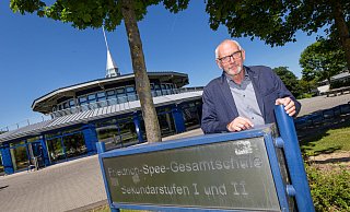Lothar Schlegel hat seine letzten Tage an der Friedrich-Spee-Gesamtschule. Offiziell endet sein Dienst am 31. Juli. - Niklas Tüns