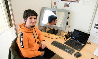 Manuel Engels vom Gymnasium St. Xaver präsentiert seinen smarten Spiegel. - Stolte/HNF