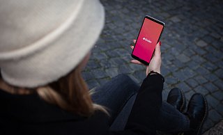 Die App "Tinder" führte beide zusammen, sie schrieben sich viele Nachrichten und lernten sich dadurch kennen. - (Symbolbild): Mike-Dennis Müller