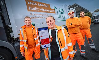In vielen Haushalten wird der Abfallkalender nicht rechzeitig ankommen. Christoph Jansen (v.l.), Tamari Kersten, Tobias Hoche und Michael Becker (Umweltbetrieb) zeigen die Webseite der Stadt, die alle Abfuhrinfos hat. - Sarah Jonek