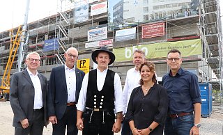Die beiden Geschäftsführer der Pflegeschule Jörg Meyer (In-Via-Akademie/v. l.) und Christoph Robrecht (Brüderkrankenhaus St. Josef Paderborn), Zimmermeister Jascha Foster, Matthias Hansjürgens und Vivian Seidensticker (beide Schulleitung) sowie Markus Jordan (Technischer Leiter Brüderkrankenhaus St. Josef) vor dem Gebäude. - Holger Kosbab
