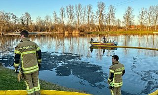 Unter anderem auf dem See der Paderborner Wasserskianlage hatten sich die Brandrückstände angesammelt. - Ralph Meyer