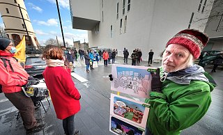 Mit Schaubildern, Trommeln und Plakaten demonstrierten rund 50 Personen an der Stadthalle für den Klimaschutz. - Andreas Frücht