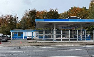 Die Tankstelle ist mit Flatterband abgesperrt. - privat