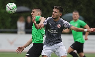 Adrian Mevretic (Lohe) erzielt nach dem Zweikampf mit Tugay Dincdemir (RW Kirchlengern) das entscheidende Tor zum 3:2. - Benjamin Bueschenfeld | benjamin@sportfoto-owl.de