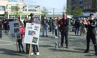 Die Teilnehmer des so genannten "Friedensspaziergangs" in Lübbecke applaudierten den Rednern. Viele Familien hatten ihre Kinder mitgebracht. - Karsten Schulz