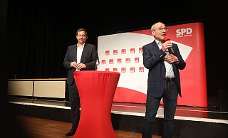 SPD-Kreisvorsitzender Michael Buhre und Lars Klingbeil begrüßten die knapp 400 Bucher in der Lübbecker Stadthalle. - JOERN POLLEX