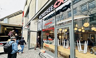 Möbelpacker der Firma Nordsee aus Bremerhaven räumten am Dienstag die Nordsee-Filiale im Loom aus. - Stefan Becker