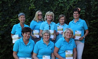 Die Löhner Landfrauen mit ihrem neuen Programm. Hinten: Marita Wehmer (v. l.), Sonja Hohmeyer, Joanna Bonczyk, Rita Busch, Christiane Lindenschmidt. Vorne: Gaby Bröhenhorst (v. l.), Rita Güttler, Petra Grothe. - Jan Husmann