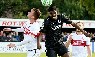 Durchgesetzt: Das hat sich hier Rödinghausens Ibrahim Sori Kaba (Mitte) im Kopfballduell gegen Maaslingens Lukas Franzmeier. - Jürgen Krüger