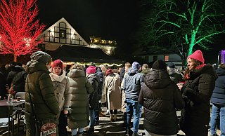 Viele Besucher tummelten sich beim Spenger Glühweinabend auf dem vorweihnachtlich illuminierten Blücherplatz. - Alexandra Stratmeier