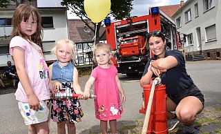 Isabell, Lilli und Anna mit Michelle Warschun von der Löschgruppe Brenkhausen beim Wasserspritzen auf dem Klostermarkt, der ganz im Zeichen des Dorfjubiläums „1.200 Jahre Brenkhausen“ steht. - Thomas Kube