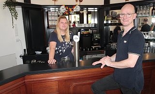 Beverly Böß und Jörg Bade haben den alten Räumlichkeiten an der Auguste-Viktoria-Allee 1 wieder Leben eingehaucht. Wie früher heißt ihr Bistro-Café "Kommödchen". Geblieben ist nicht nur der Name, sondern auch die alte Theke. - Uwe Müller