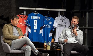 Der langjährige Sportchef Samir Arabi (links) und Klublegende Fabian Klos verabschieden sich von Arminias Gehaltsliste. - Oliver Krato