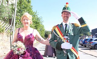 Sascha und Miriam Klostermann sind das Königspaar der Neuenheerser Schützenbruderschaft St. Fabian und Sebastian. - Burkhard Battran