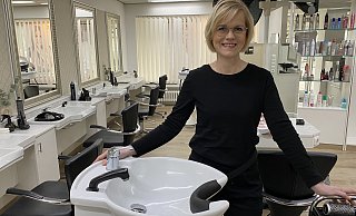 Susanne Busmann führt seit einigen Jahren den Salon Williger in Werste und würde für eine neue Mitarbeiterin eine Begrüßungsprämie ausloben. - Nicole Sielermann