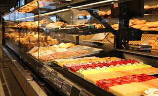 Allerlei Brötchen, Brot, Kuchen und Co. liegen in den Auslagen der Schäfer's-Theken. - Anthea Moschner