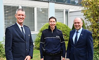 Behördenleiter Christoph Rüther (r.) und Ableitungsleiter der Polizei, LPD Ulrich Ettler (l.), heißen Renate Zangari in ihrer neuen Funktion willkommen. - Kreispolizeibehörde Paderborn