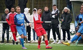 Folgenschwerer Lapsus: Fichtes Mourad El Hamdaoui (Mitte) sorgt mit diesem Rückpass für das 1:0 des SC Herford. Beobachtet wird die Aktion auch von Calvin König (2. v. l.), der später spektakulär zum zwischenzeitlichen 3:0 traf. - Yvonne Gottschlich