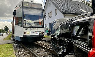 Unfall mit einer Stadtbahn: Der Volvo wurde von der Linie 1 noch mehrere Meter vor sich hergeschoben, bis beide Fahrzeuge zum Stillstand kamen. - Jens Reichenbach