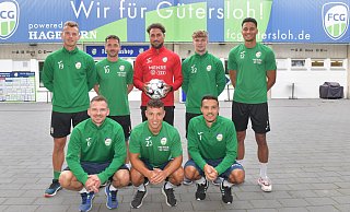Begrüßung der Neuen im Heidewald: Janik Steringer, Co-Trainer Matthias Haeder, Trainer Julian Hesse, Markus Esko und Vincent Ocansey (h.v.l.), Kevin Freiberger, Nils Köhler, der frisch von der Vertragsunterzeichnung kam und Nico Buckmaier (v.v.l.) starteten ins Training. Foto: Jens Dünhölter - Jens Dünhölter