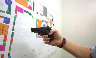 Was sich bei näherer Betrachtung als Spielzeugpistole herausstellt, sorgt im ersten Moment für Verunsicherung bei einigen Marktbesuchern. Ein junger Mann hat sie an einer der Buden gewonnen. - Ilka Gülker