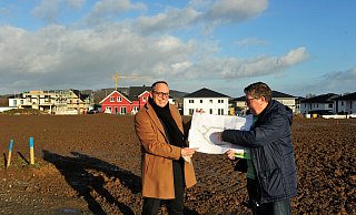 Bürgermeister Siegfried Lux (l.) und Andreas Dornhöfer, Geschäftsführer der KER, schauen sich die Pläne an. - Gemeinde Rödinghausen