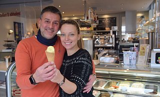 Vivian Degrassi-Raballo und ihr Mann Stefano Raballo mit einer der neuen Eissorten. - Mareike Patock