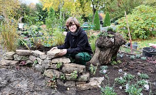 Elisabeth Goll baut eine Trockenmauer ins "Insektenreich", das ein Gemeinschaftsurnengrab werden könnte. - Frank-Michael Kiel-Steinkamp