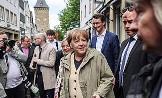 Die ehemalige Bundeskanzlerin Angela Merkel (M, CDU) und Hendrik Wüst (hinten, CDU), Ministerpräsident von Nordrhein-Westfalen bei ihrem Besuch in Bad Münstereifel. - dpa