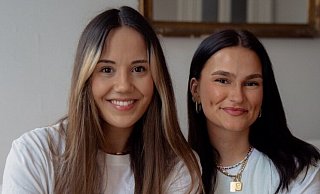 Alina Emde (l.) und Celine Bittner aus Rheda-Wiedenbrück kennen sich seit der Grundschule. Mittlerweile haben sie zusammen ein Start-Up gegründet. - Nalei