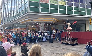 Beim Fest der Kleinen Künste erhebt sich Silea geschickt über das Publikum an der Westernstraße. - Julia Spiekerkötter