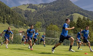 Für die Schönheit der Landschaft und die Berge Tirols hatten die SCP-Kicker während der Trainingseinheiten keine Muße. Harte Arbeit war angesagt. Hier sind unter anderem (vorne v. l.) Felix Götze, Koen Kostons und Martin Ens bei einer Sprintübung im Einsatz. - Oliver Krato