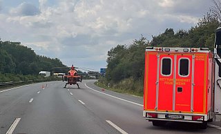 Ein Rettungshubschrauber, der Christoph 13, landete an der Unfallstelle. - Feuerwehr Porta Westfalica