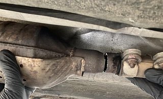 Ein teilweise abgetrennter Katalysator. Ein Beweisfoto der Polizei in Oberhausen, die im vergangegen Jahr ebenfalls zwei Kriminelle aus dem Verkehr zog. - Polizei Oberhausen