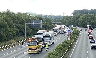 Die Polizei hat die Autobahn für die Bergung gesperrt. - Thomas Lieske