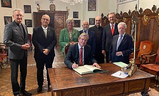 Paderborns Bürgermeister Michael Dreier trägt sich ins Goldene Buch der Kathedrale von Pamplona ein. - Privat