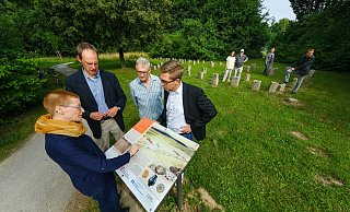 Julia Hallenkamp-Lumpe (LWL), Bernd Henrichsmeier, Roland Lasche (Bezirksvertretung Stieghorst) und Gillian Englich vom Sponsor Volksbank Bielefeld-Gütersloh schauen sich die neue Infotafel an. - Andreas Zobe