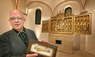 Pfarrer i.R. Udo Tielking zeigt auf diesem Archivbild von 2008 die noch erhaltene Reliquie der Pusinna aus der Kirche St. Johannes Baptist. - Frank-Michael Kiel-Steinkamp