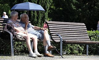 Gut geschützt vor der Sonne: Vor allem Kleinkinder und Senioren setzen heiße Tage besonders zu. Foto: Pixabay - Pixabay