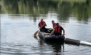 Die Feuerwehr „schiebt“ den Ölfilm Richtung Ufer. - FW Höxter
