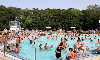 Mehrere Tausend Badegäste suchten am 18. Juni Abkühlung in den Fluten des Freibades Elverdissen. Das ist bisheriger Rekord in diesem Jahr. - Frank-Michael Kiel-Steinkamp