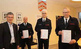Erhielten von Bürgermeister Bernd Dumcke (v. l.) ihre Ernennungsurkunden: Klaus Greulich, Thomas Reschke und Dirk Thoeren. - Ekkehard Wind
