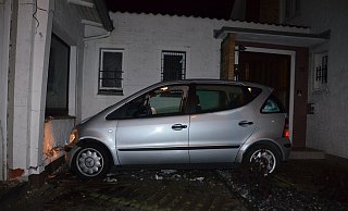 Ein Auto prallt gegen eine Hauswand. - Polizei Herford