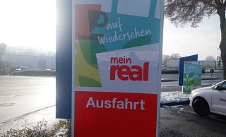Auf Wiedersehen, Mein-Real, hallo Rewe, hallo Röther: Die (noch nicht zu Ende erzählte) Geschichte einer markanten Immobilie in Brakel. - Moritz Räker